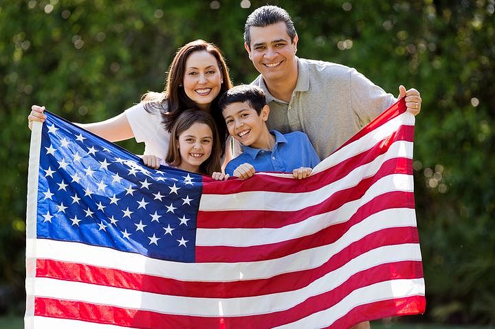 Семья с американским флагом