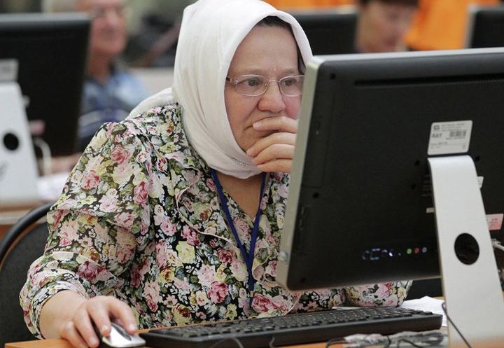 Женщина за компьютером