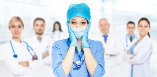 медсестра на фоне врачей