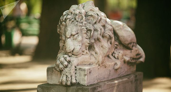 Статуя льва в парке Штефана чел Маре