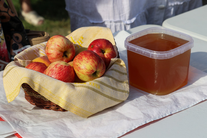 яблоки и мед на столе