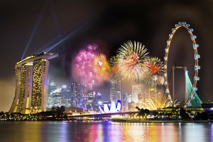 новогодние декорации и фейерверк в Сингапуре