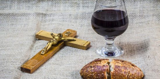 крест бокал вина и хлеб