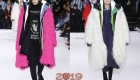 Длинная куртка из искусственного меха мода 2019 года