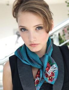 Яркий шелковый шарф