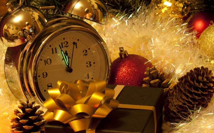 часы, подарок и елочные украшения