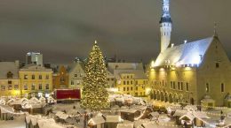 новогоднее украшение главной площади таллина