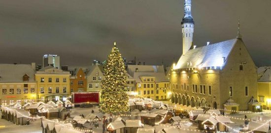 новогоднее украшение главной площади таллина