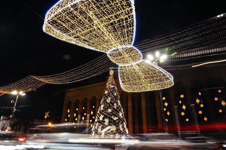 новогодние украшение улиц тбилиси