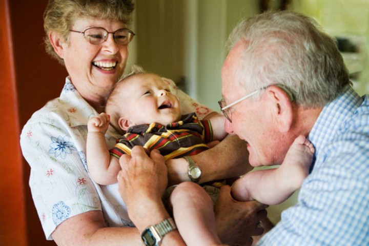 дедушка с бабушкой играют с внуком
