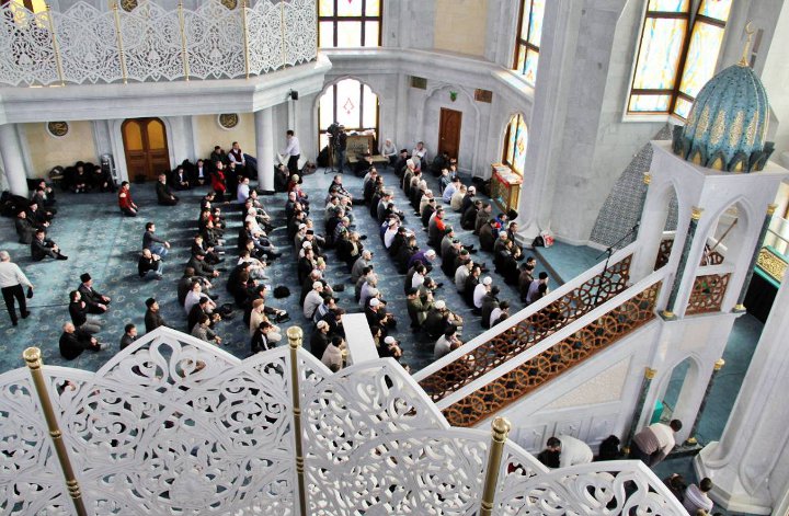 верующие в мечети