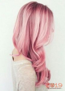 Модный розовый оттенок волос