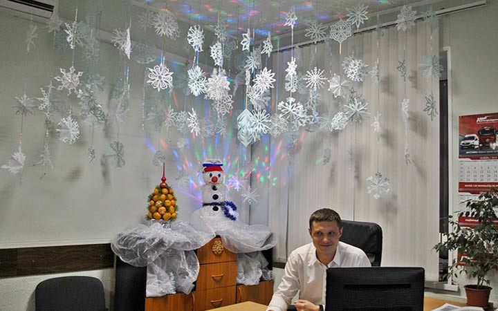 Снежинки в новогоднем украшении кабинета