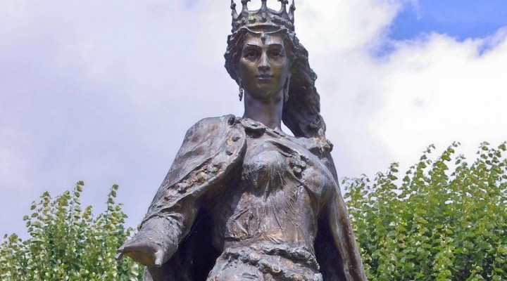 статуя Анны Киевской