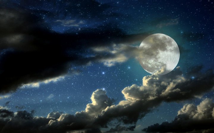 полная луна в облаках