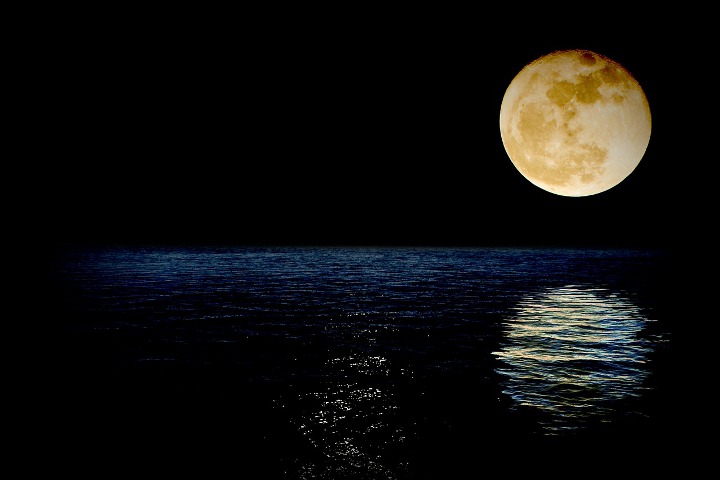 полная луна над озером