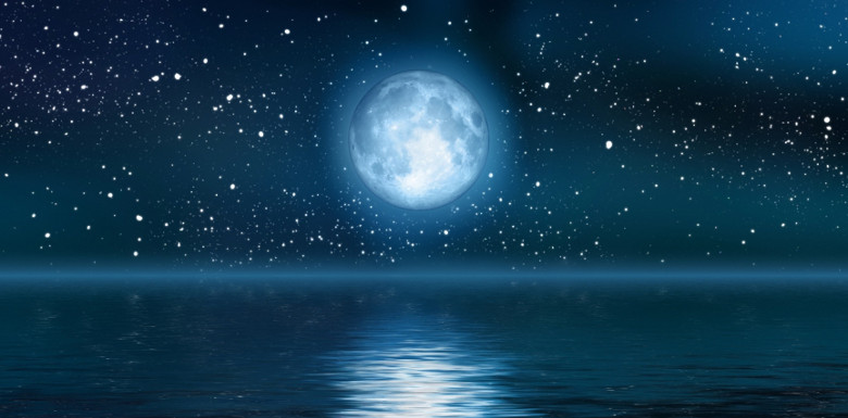 полная луна над морем