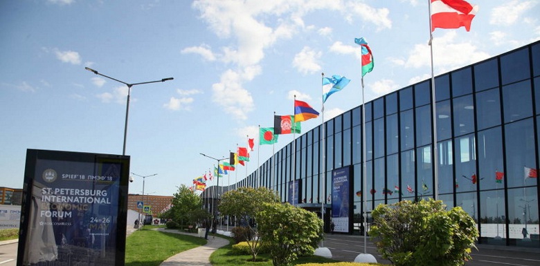 флаги разных стран на здании администрации