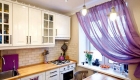 модные лиловые шторы в кухню