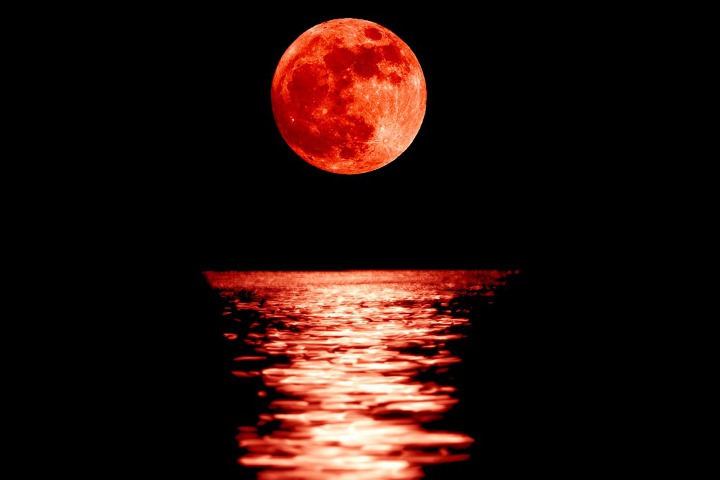 красная луна над морем