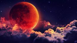 красная луна в облаках
