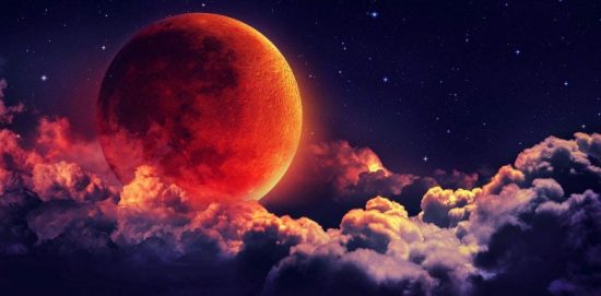 красная луна в облаках