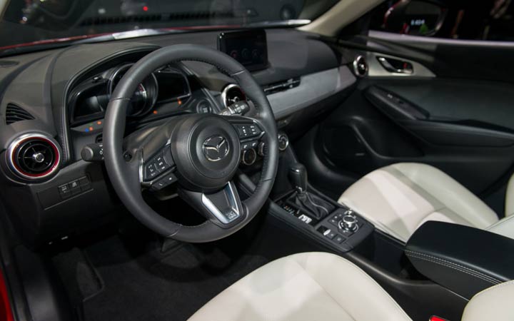 Интерьер Mazda СХ-3 2019 