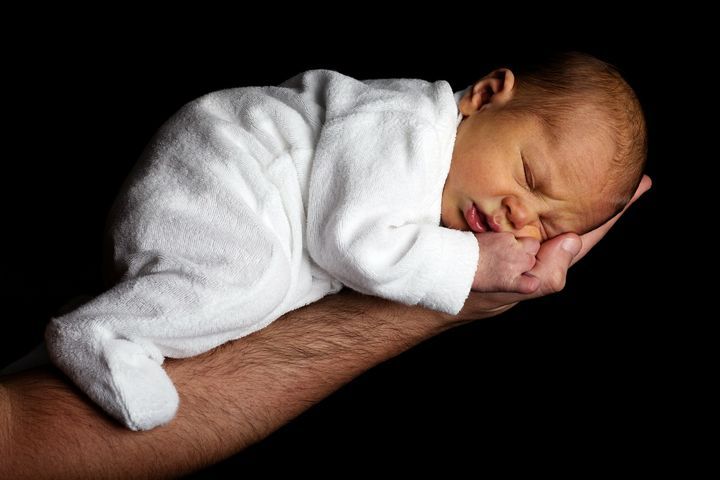Новорожденный на руке у папы