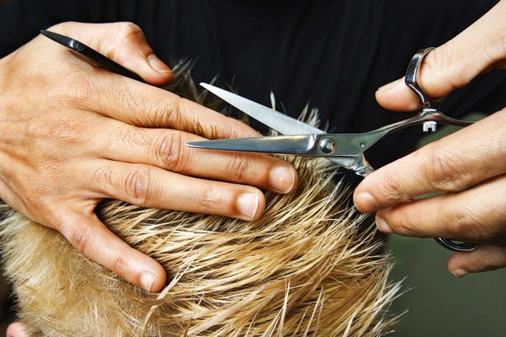 парикмахер стрижет волосы