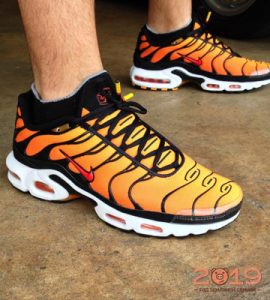 Желто-оранжевые мужские кроссовки 2019 года