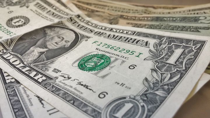 Долларовые банкноты