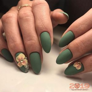 Модный дизайн ногтей 2019 в зеленых тонах